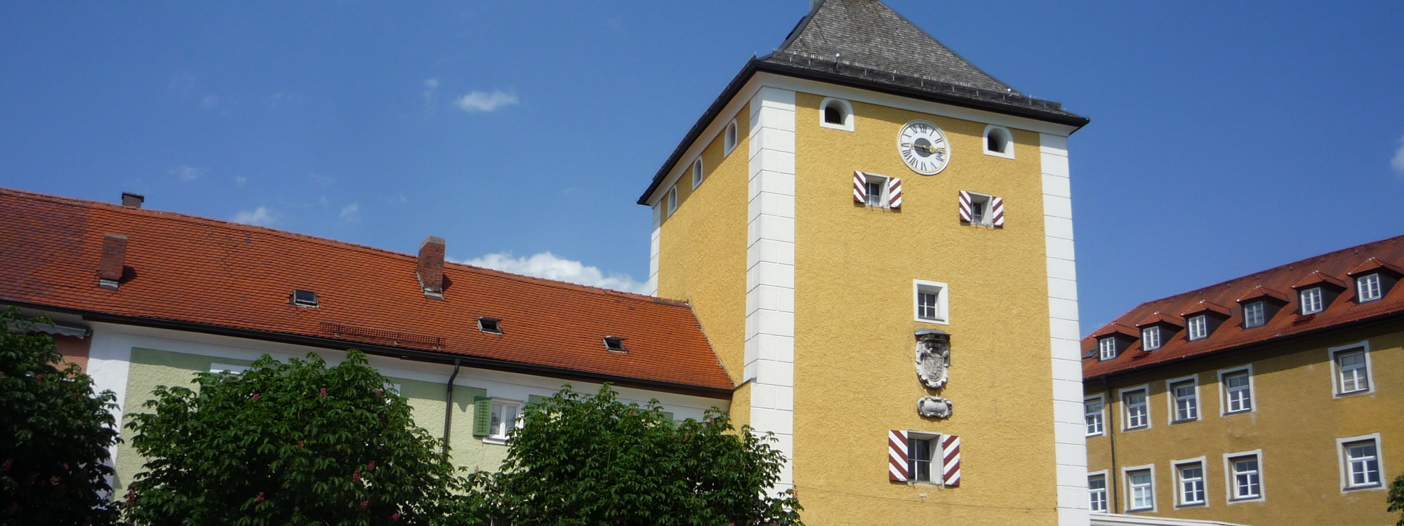 Nahaufnahme des Oberen Stadttores mit den Salzburgischen Schlagläden und dem Wappen
